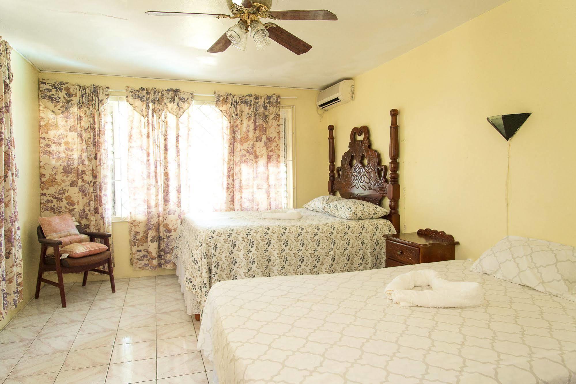 Villa Donna Inn Montego Bay Exterior photo